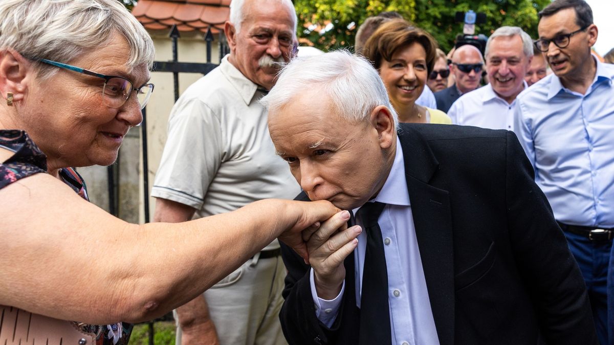 Kaczyński cieszy się Polską.  Pocałował własną rękę